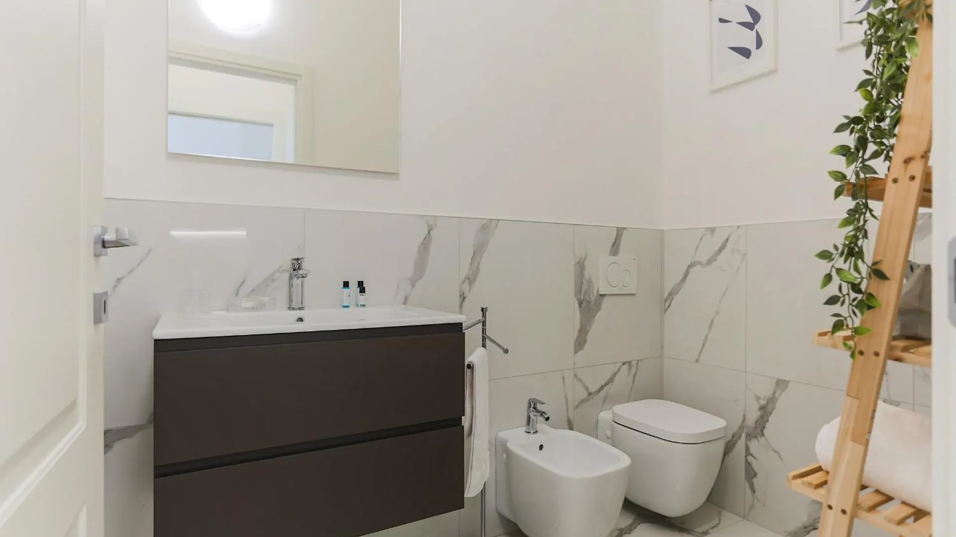 The Best Rent - Modern One Bedroom Apartment In San Babila Milano 0*,