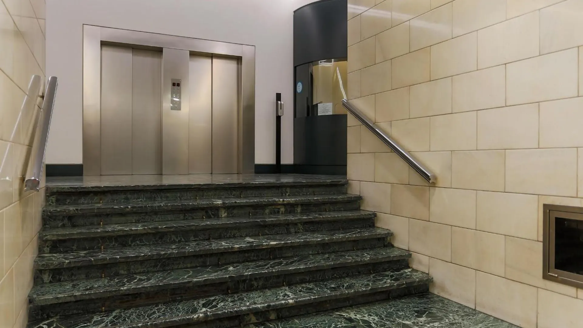 The Best Rent - Modern One Bedroom Apartment In San Babila Milano